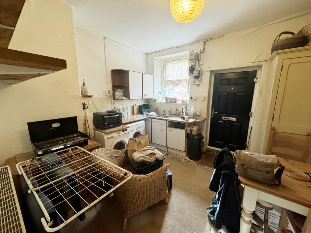 Lot: 137 - RESIDENTIAL FREEHOLD INVESTMENT AND FREEHOLD COMMUNAL LAND - view of the kitchen